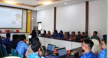 Suasana pelatihan digelar Dinas Sosial PPKBPPPA Padang Panjang, Kamis (25/4/2024) di aula Bappeda setempat.